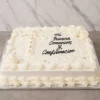 Clásico pastel rectangular tipo plancha con cobertura blanca. Destaca por sus elaborados bordes de glaseado en forma de conchas y volutas, una cruz formada con perlas doradas comestibles y rosas blancas de glaseado en la esquina superior. En el centro lleva el mensaje "mi Primera Comunion y Confirmacion" en fina caligrafía negra. Castillo's Cake Shop.