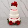 Bodas4 Pastel de bodas de temática invernal o navideña de cuatro pisos con cobertura blanca lisa. Los pisos están acentuados con listones de color rojo intenso y bordes de glaseado en forma de concha, además de copos de nieve blancos delineados en los niveles centrales. La corona y la base lucen vistosos adornos de flores de Nochebuena rojas, piñas y ramitas de pino.