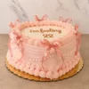 Elegante y delicado pastel en forma de corazón cubierto en un tono rosa suave. Destaca por su decoración estilo Lambeth con intrincados bordes, guirnaldas acanaladas, detalles de perlas de glaseado y hermosos lazos de cinta rosa. En el centro de la superficie luce el mensaje "i'm feeling 22" en sutiles letras doradas. Castillo's Cake Shop.