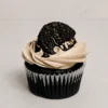 Irresistible cupcake de chocolate oscuro con un suave copete de glaseado en tono moka o galleta, coronado con una Oreo y un escurrimiento de jarabe de chocolate. Castillo's Cake Shop.