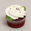 Elegante cupcake red velvet coronado con una gran rosa de glaseado blanco. Está finamente adornado con perlas plateadas comestibles de diferentes tamaños y una delicada hoja verde en la base. Castillo's Cake Shop.