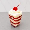 Fresas con crema en vasito. Postre servido en un vasito transparente cuadrado, compuesto por llamativas capas alternadas de crema blanca y mermelada o compota de fresa roja. Está coronado con un copo de crema batida y una clásica cereza roja brillante con tallo.