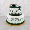 Pastel de graduación de dos pisos con cobertura blanca lisa. Está finamente decorado con bordes de glaseado verde oscuro, detalles de filigranas verdes y el año "2025" escrito en el nivel inferior. En la parte central lleva un adorno que dice "Graduate", y en la cima luce un birrete negro con borla dorada junto a un diploma enrollado con listón negro. Castillo's Cake Shop.