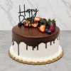 Delicioso pastel redondo con cobertura blanca lisa y un apetitoso escurrimiento (drip) de chocolate oscuro. La base está decorada con un borde clásico de concha en glaseado blanco. En la parte superior está adornado con fresas frescas, fresas cubiertas de chocolate, moras, arándanos, frambuesas y un elegante letrero acrílico negro de "Happy Birthday". Castillo's Cake Shop.