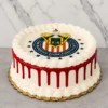 Pastel redondo con temática del Club Deportivo Guadalajara (Chivas). Presenta una cobertura blanca lisa con un vibrante escurrimiento (drip) de color rojo y clásicos bordes de glaseado en forma de concha en la base y la corona. En la superficie luce el escudo del equipo impreso en una gran oblea comestible rodeada de estrellas. Castillo's Cake Shop.