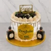 Elegante pastel redondo con cobertura crema, adornado con un espectacular escurrimiento (drip) dorado. En el centro frontal luce una gran etiqueta comestible de Tequila Don Julio Añejo. La corona está decorada con rosetones de crema, perlas doradas y fresas cubiertas de chocolate oscuro, rematada con un letrero dorado de "happy BIRTHDAY". En la base, a cada lado, reposan dos botellas miniatura reales de Tequila Don Julio. Castillo's Cake Shop.