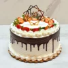 Pastel de Tres Leches 0 Pastel redondo con glaseado blanco texturizado con finas líneas horizontales y decorado con un atractivo goteo de chocolate oscuro. La parte superior presenta mitades de fresas frescas dispuestas en un anillo perfecto, enmarcadas por rosetones de glaseado blanco, y está coronado en el centro con un elegante adorno geométrico dorado con la frase "Happy Birthday". El borde inferior está cuidadosamente rematado con una hilera continua de rosetones de glaseado blanco.