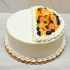 Pastel de Tres Leches 3 Pastel redondo con glaseado blanco texturizado y goteo del mismo tono. Su diseño superior está creativamente dividido por una media luna de rosetones blancos: una mitad se mantiene lisa, mientras que la otra exhibe una colorida mezcla de fresas, duraznos, kiwi y uvas oscuras o arándanos.