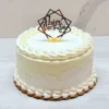 Pastel de Tres Leches sin Fruta Elegante pastel redondo con glaseado blanco texturizado y un goteo blanco a tono. Su decoración es limpia y minimalista, destacando rosetones de glaseado perfectos en los bordes superior e inferior, y coronado en el centro con un sofisticado adorno (topper) geométrico dorado con la frase "Happy Birthday".