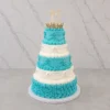 PastelXV_3 Imponente pastel de XV años de cinco pisos que alterna vibrantes colores azul turquesa y blanco. El nivel base presenta rosetones azules, mientras que los demás lucen elegantes drapeados, guirnaldas y bordes de glaseado clásico adornados con perlas plateadas. En la parte superior, destaca una pequeña corona dorada y un adorno de "15" brillante.
