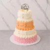 Majestuoso pastel de cuatro pisos con decoración de glaseado estilo Lambeth. El piso inferior está completamente cubierto de rosetones rosas, el segundo es de color melocotón con hermosas guirnaldas, y los dos superiores son blancos con intrincados bordes y drapeados clásicos. Rematado con un letrero dorado circular de "Oh Baby". Castillo's Cake Shop.